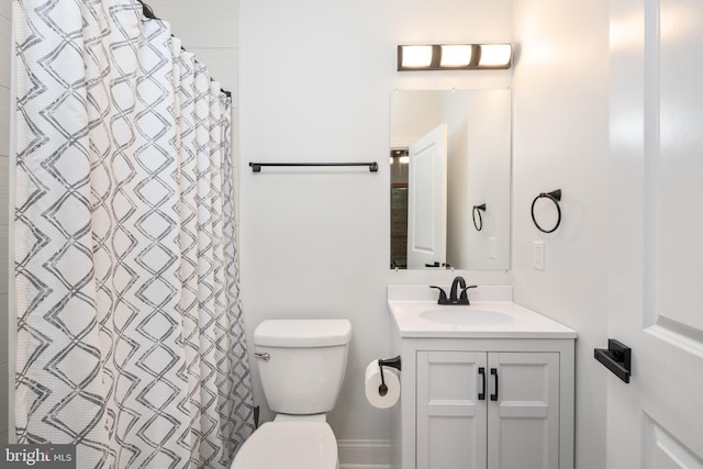 full bath with vanity, curtained shower, and toilet