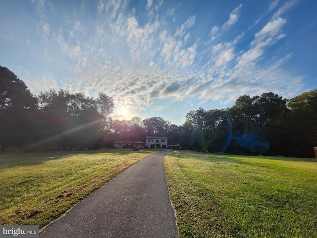 view of front of house featuring aphalt driveway and a front yard