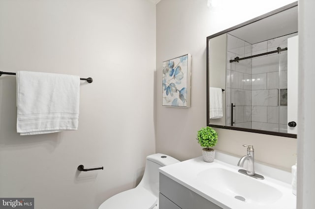 full bathroom with tiled shower, toilet, and vanity