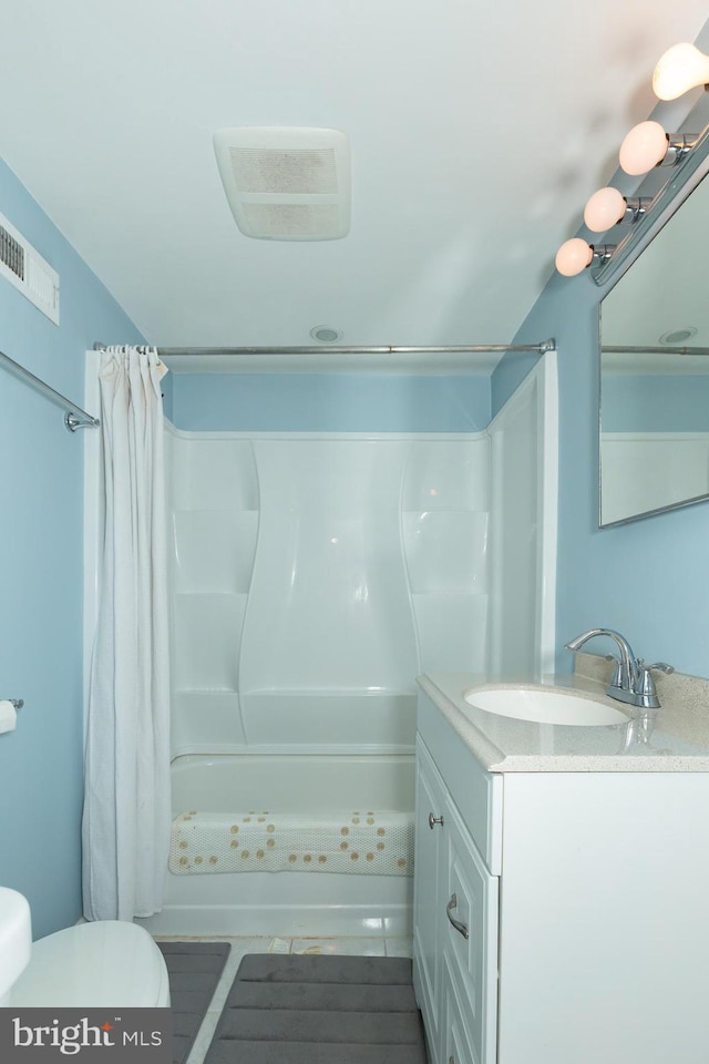 bathroom featuring curtained shower, toilet, visible vents, and vanity