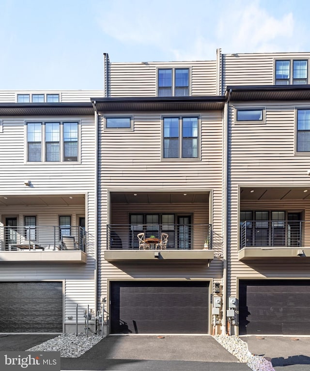 view of front of property with an attached garage and driveway