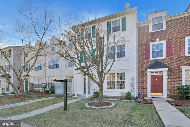 multi unit property featuring a front yard