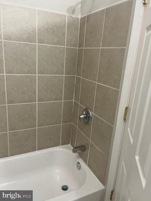 full bath featuring bathtub / shower combination