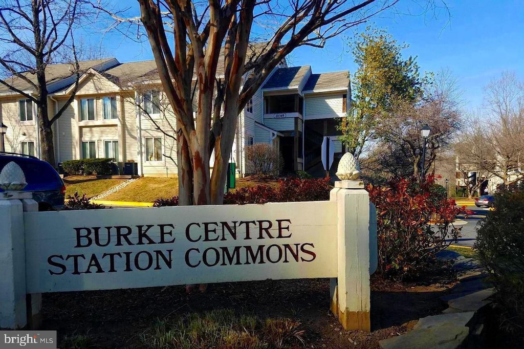 community sign featuring a residential view