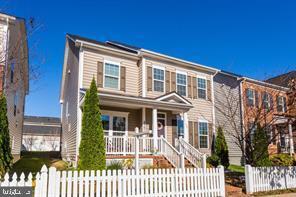 view of front of home featuring a porch and a fenced front yard