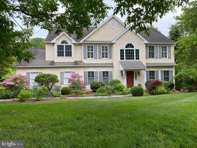 view of front of home featuring stucco siding and a front lawn