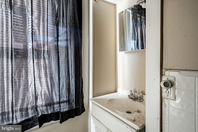 1121 E 22nd St, Wilmington, DE 19802 - bathroom with vanity