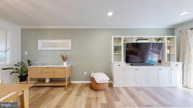 living area featuring crown molding, recessed lighting, light wood-style floors, and baseboards