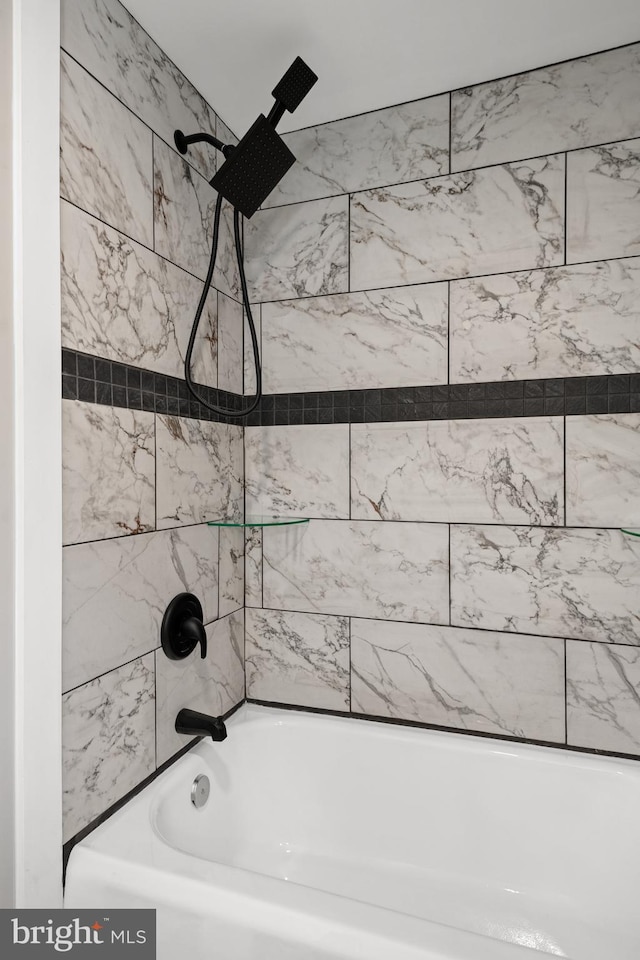 bathroom with tub / shower combination