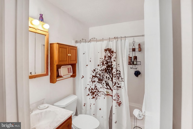 bathroom with curtained shower, toilet, and vanity