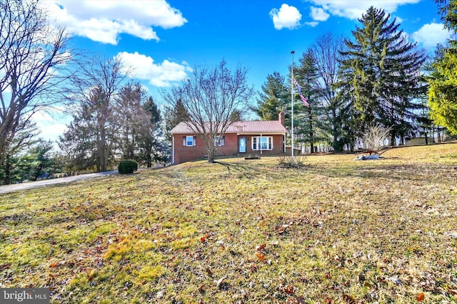 view of front of home featuring a front lawn