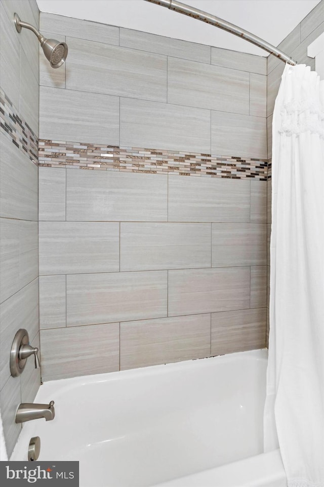 bathroom featuring shower / bath combo