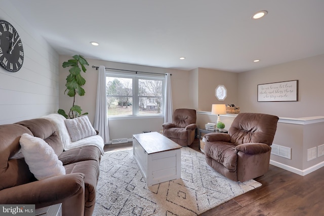 living room featuring visible vents, recessed lighting, baseboards, and wood finished floors