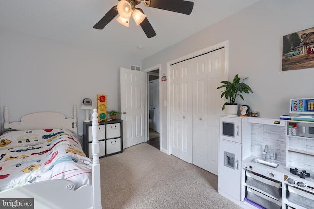 bedroom featuring a closet, visible vents, carpet, and ceiling fan