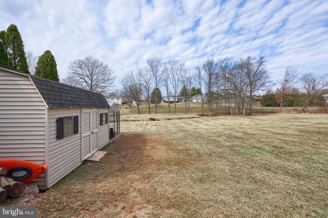 view of yard featuring an outdoor structure