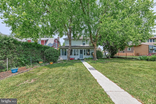 view of front facade featuring a front yard