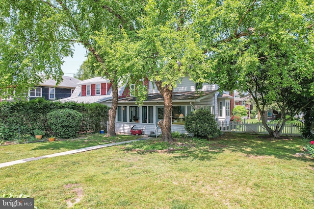 view of front of home featuring a front yard and fence