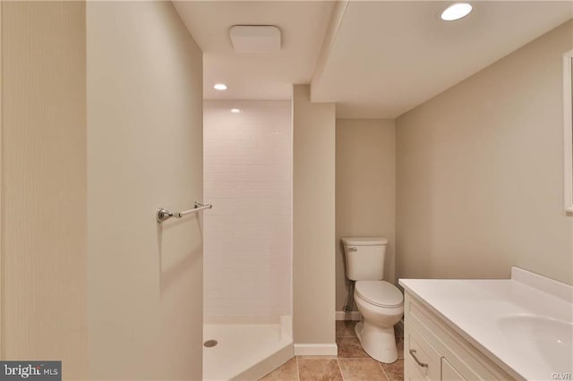 full bath with tile patterned flooring, toilet, recessed lighting, tiled shower, and vanity