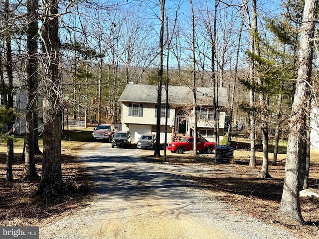 view of front facade featuring driveway