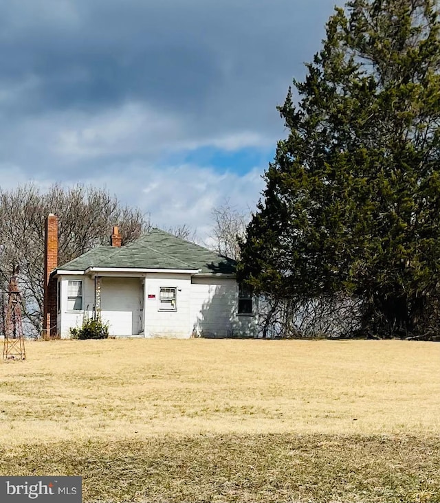 view of front of home featuring a front yard