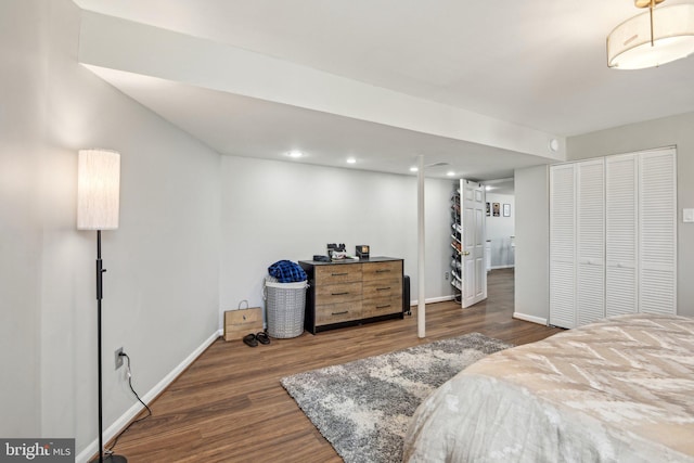 bedroom featuring a closet, recessed lighting, baseboards, and wood finished floors