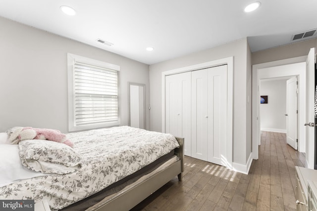 bedroom featuring a closet, visible vents, recessed lighting, and wood finished floors