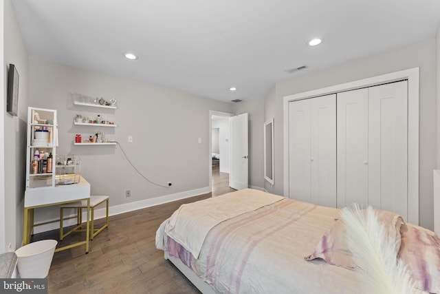 bedroom featuring recessed lighting, visible vents, baseboards, and wood finished floors