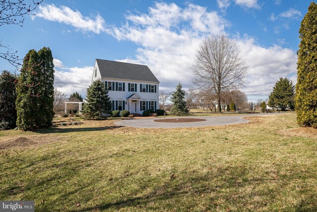 view of front of home featuring a front yard