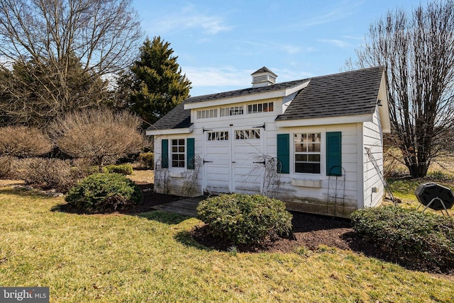 view of outdoor structure with an outbuilding