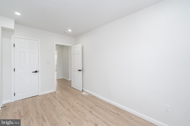 unfurnished bedroom featuring recessed lighting, visible vents, baseboards, and light wood-style flooring