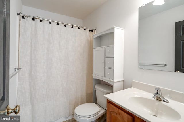 full bath with curtained shower, toilet, and vanity