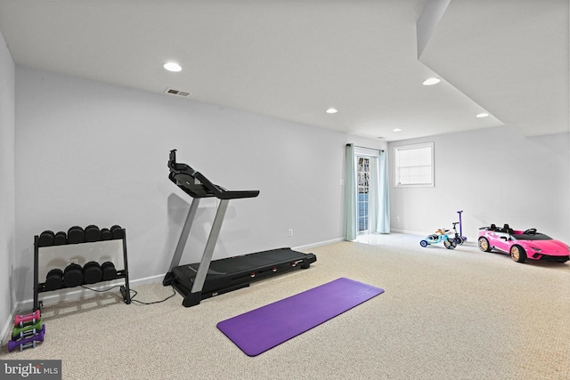 workout room featuring recessed lighting, visible vents, and carpet