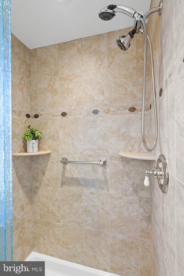 bathroom featuring a tile shower