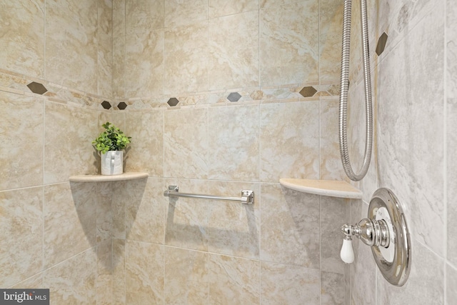 details featuring tiled shower