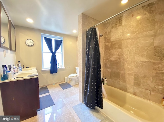 full bath with shower / bath combination with curtain, toilet, recessed lighting, and baseboards