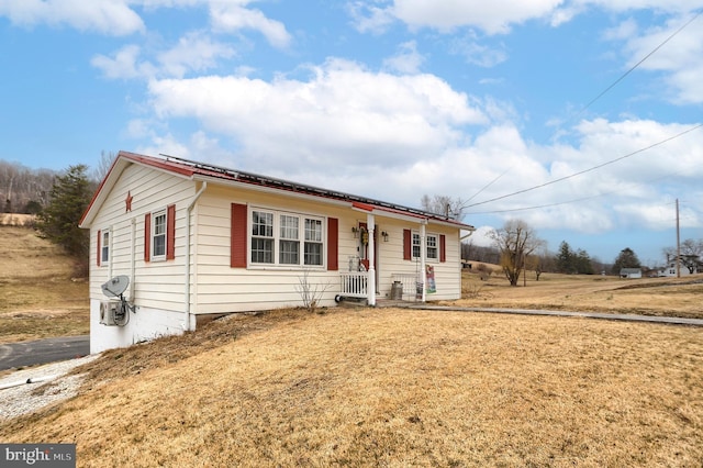 view of front of house featuring a front yard and roof mounted solar panels