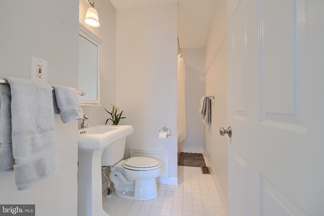 full bath with tile patterned floors, baseboards, toilet, and a shower with curtain