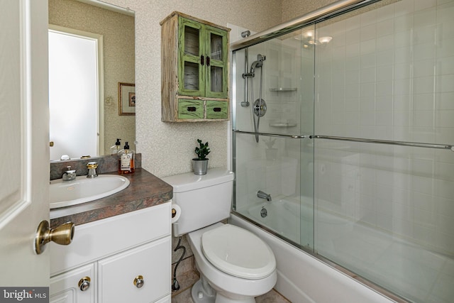 full bath with combined bath / shower with glass door, toilet, vanity, and wallpapered walls