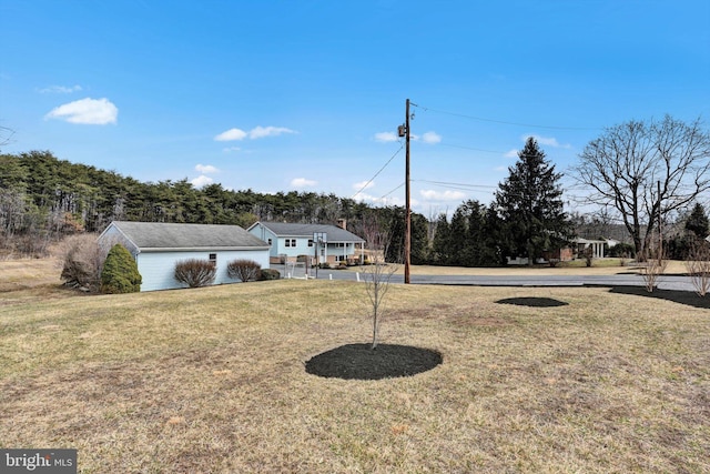 view of front of house featuring a front lawn