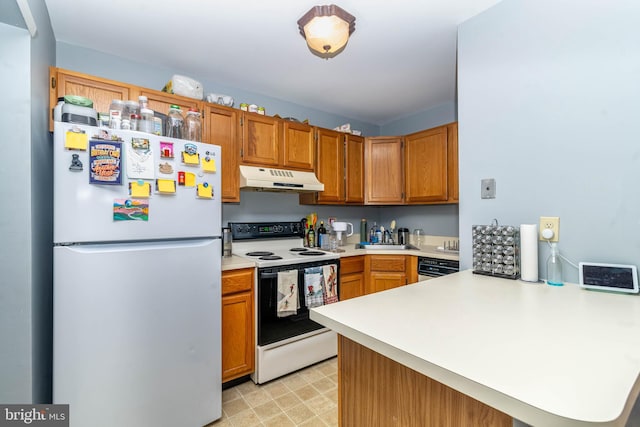 kitchen featuring under cabinet range hood, light countertops, a peninsula, freestanding refrigerator, and electric stove