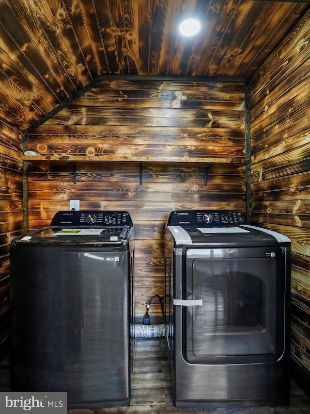 laundry room with laundry area, independent washer and dryer, and wood ceiling