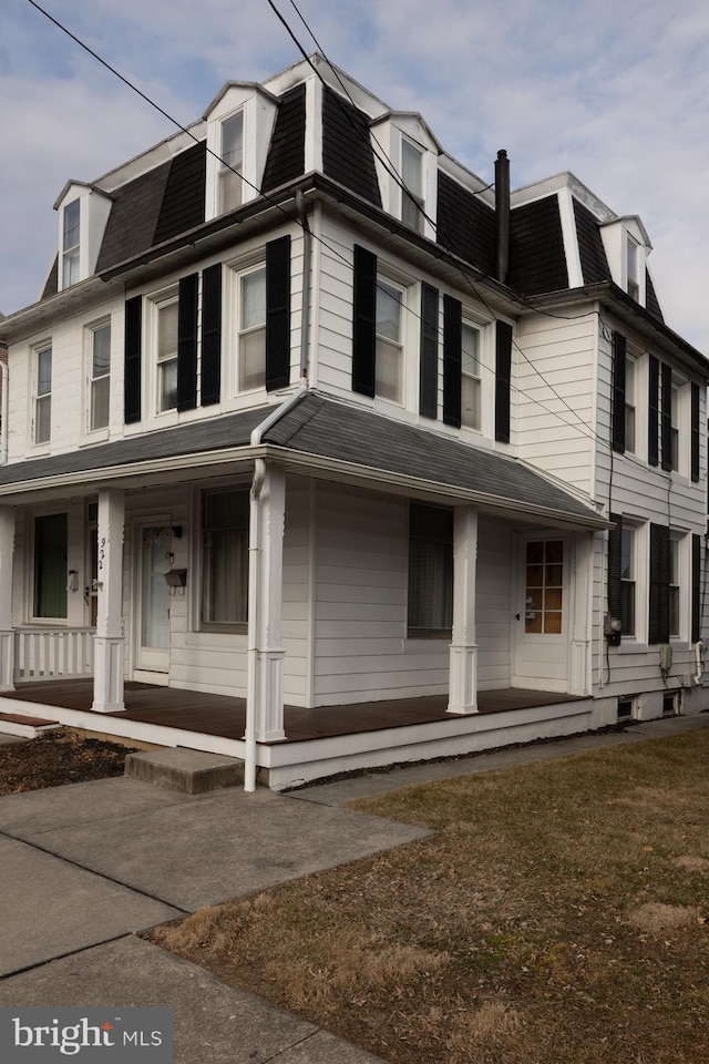 view of front of property featuring covered porch