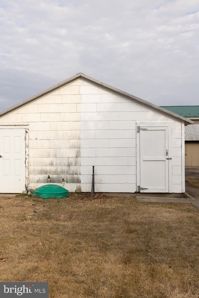 view of outdoor structure featuring an outbuilding