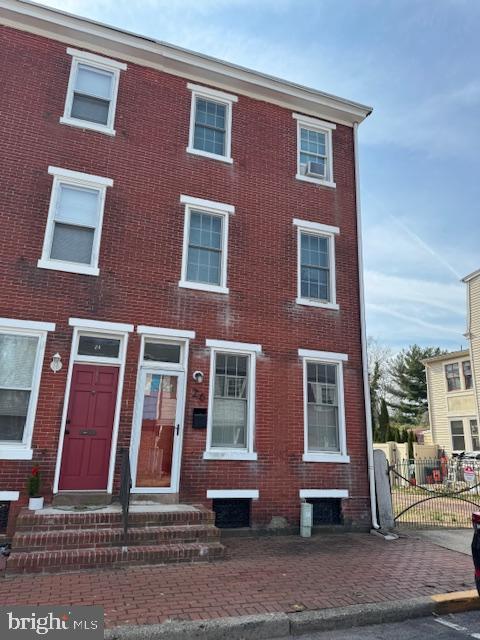 26 W Pearl St, Burlington NJ, 08016, 5 bedrooms, 2 baths townhouse for sale