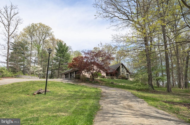 view of front facade featuring driveway and a front yard