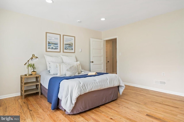 bedroom featuring recessed lighting, light wood-style flooring, visible vents, and baseboards