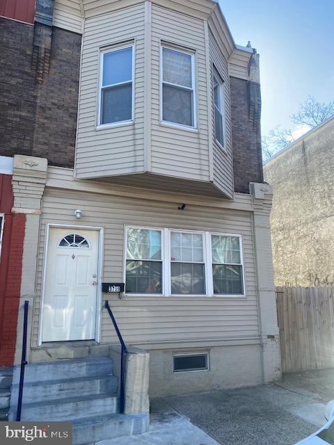 view of front of house featuring fence and entry steps