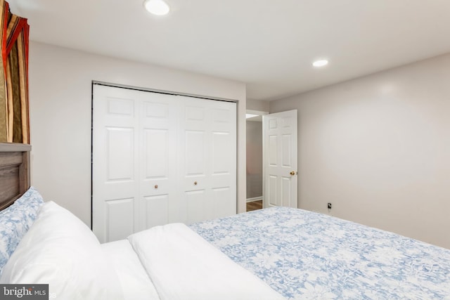 bedroom featuring recessed lighting and a closet