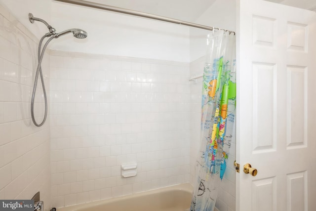 bathroom featuring shower / bath combo