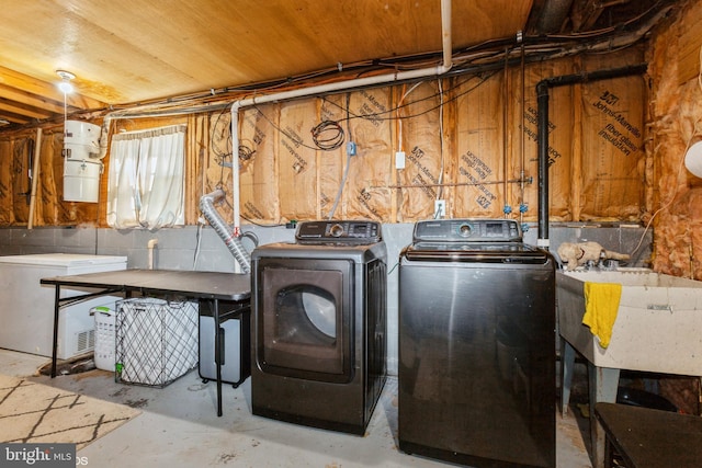 washroom featuring a sink and washing machine and clothes dryer